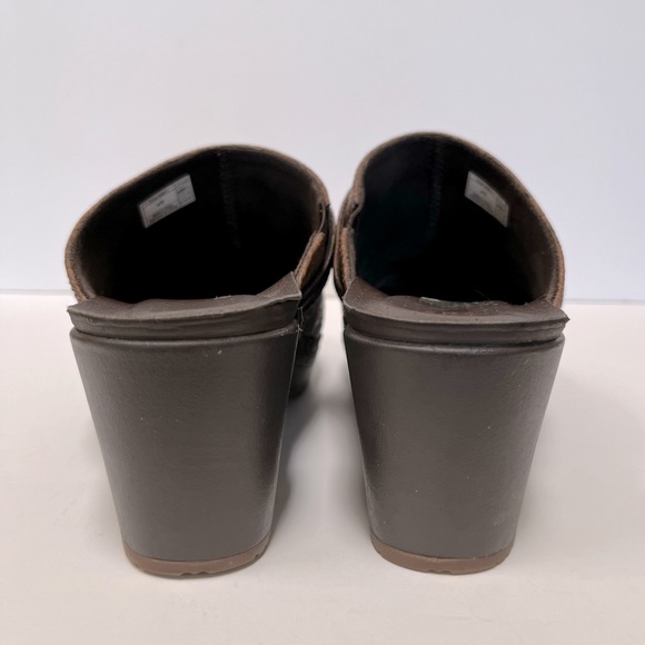 Crocs Sarah Tooled Clogs Brown Leather Comfort Shoes Mules Sz 10 - Picture 6 of 8